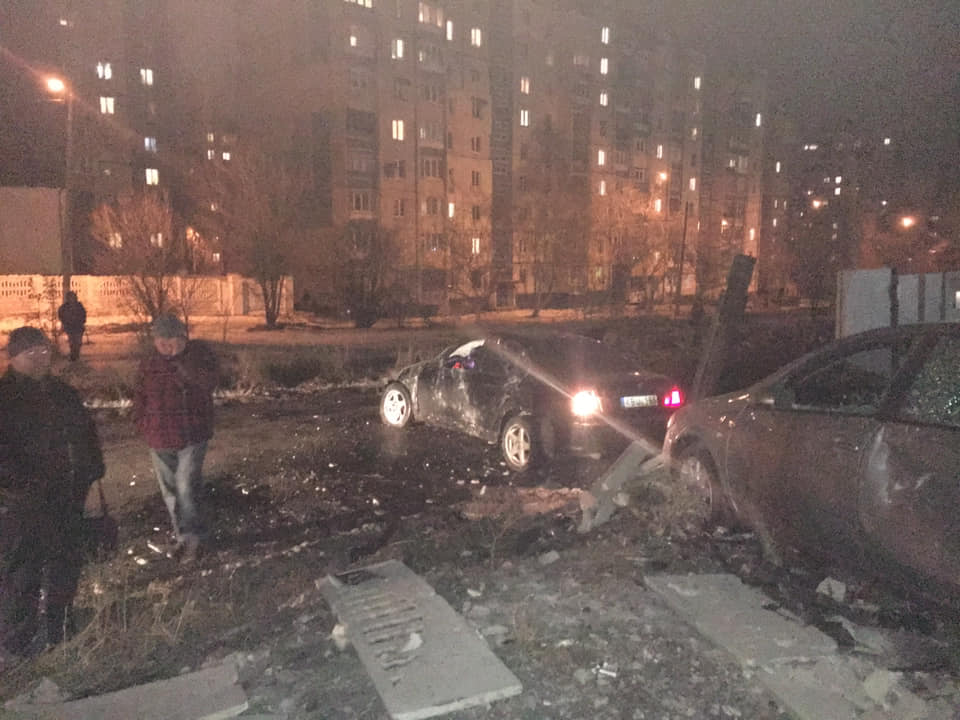 Несколько припаркованных автомобилей повреждены разлетевшимися кусками бетонного ограждения