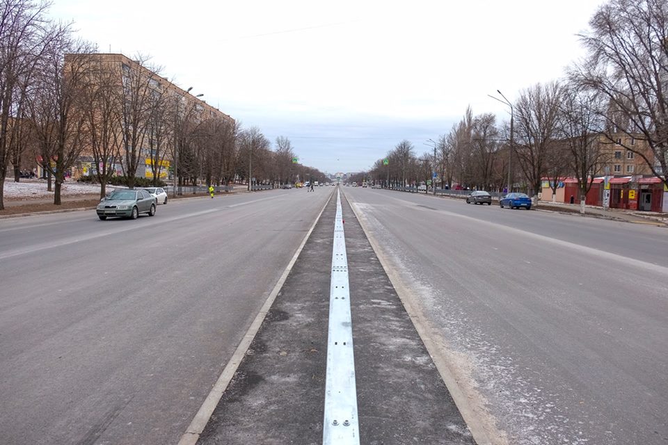 На проспект 200-летия Кривого Рога в целях организации безопасности дорожного движения обустроили разделительную полосу