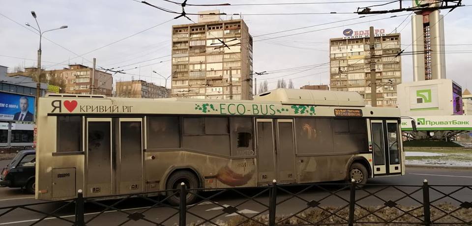 Грязный автобус на улицах грязного города 