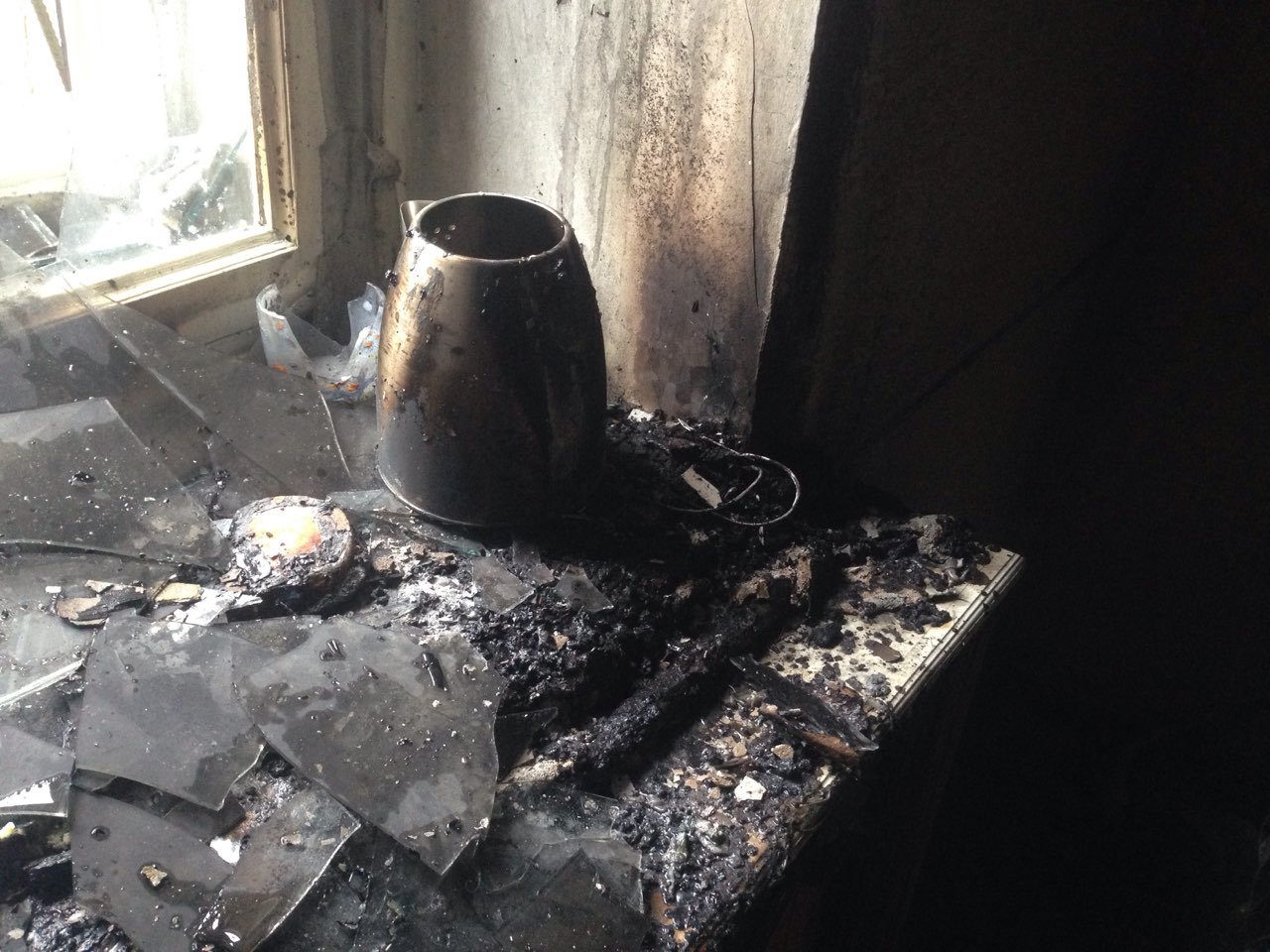 Сгоревший чайник - возможная причина пожара 