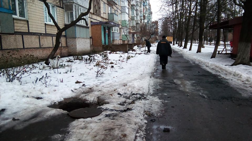 Бригады "Кривбассводоканала" прочищают канализационную систему дома на Ингульце 