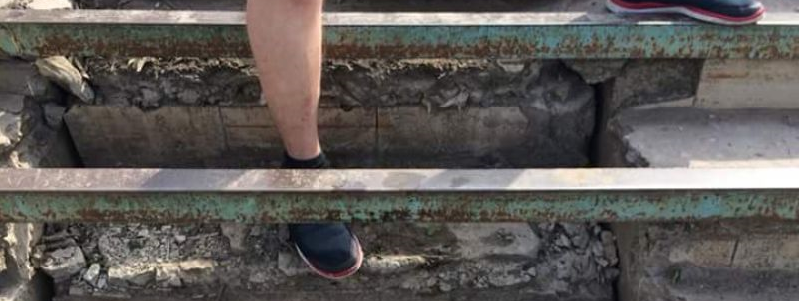 Нога на "ступеньках" моста 