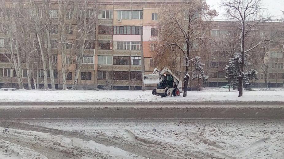 BobCat убирает снег с тротуаров Кривого Рога