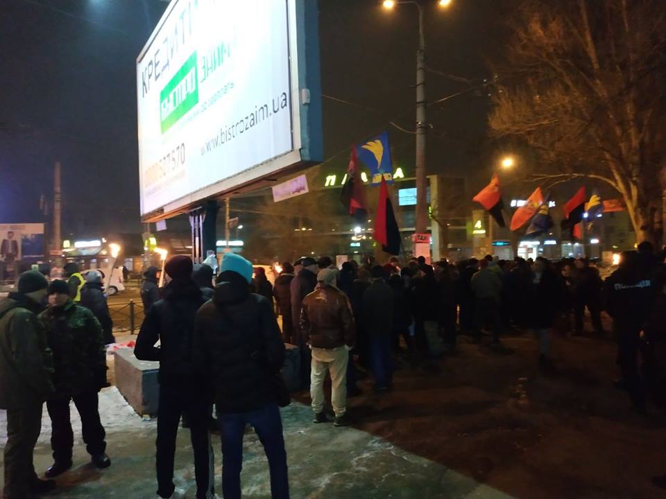 Несколько сотен людей, приверженцев идей украинского национализма, собрались, чтобы отметить День рождения своего лидера 