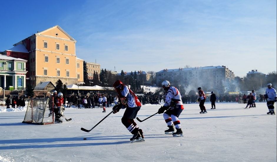 Соревнования на озере в Тернополе собирают поклонников хоккея со всей Украины