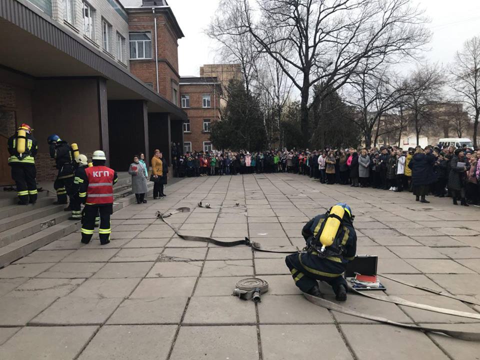 Работа спасателей при пожаре в школе 