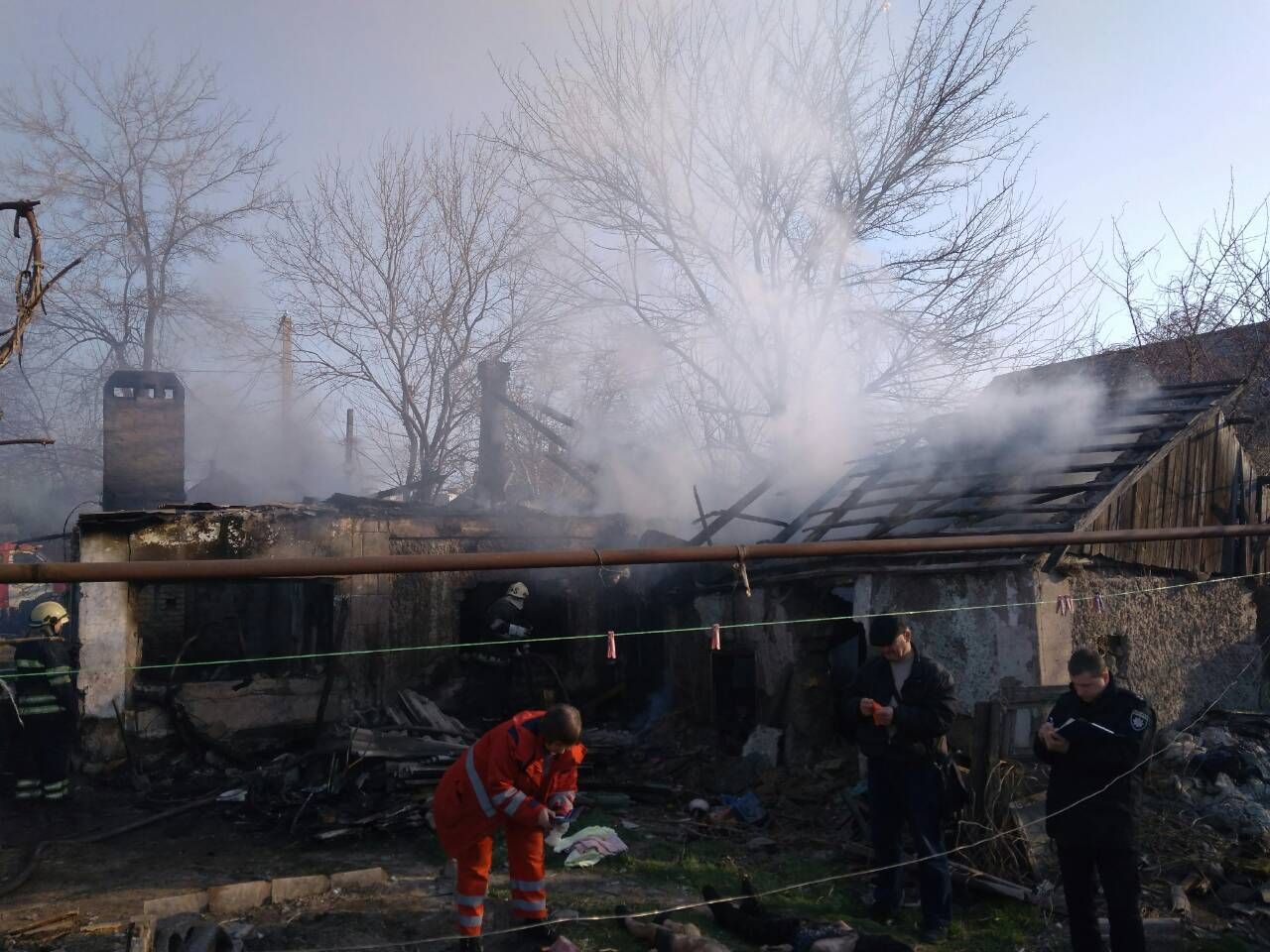 Троих жителей дома спасатели вытащить из огня не успели