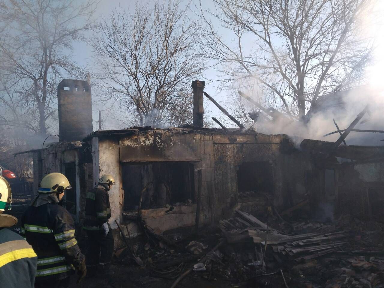 Пожар уничтожил дом на улице Донецкой 