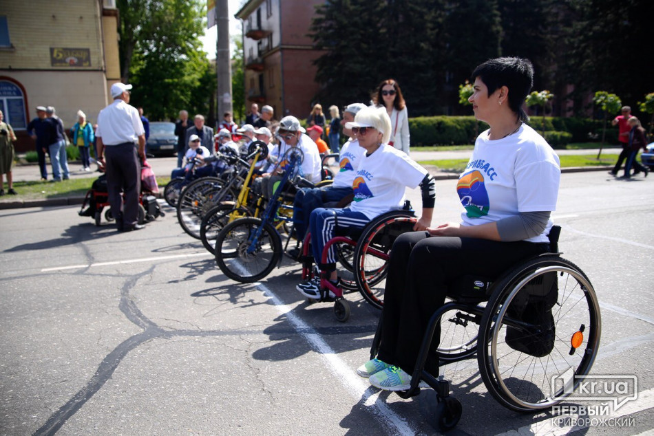 Открыли эстафету участники, которые передвигаются на на инвалидных колясках. Фото 1kr