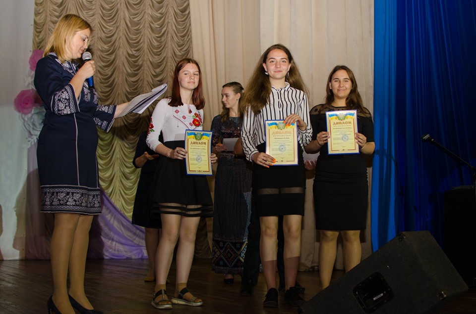 Наталья Кожемяка вручает награды участникам конкурса 