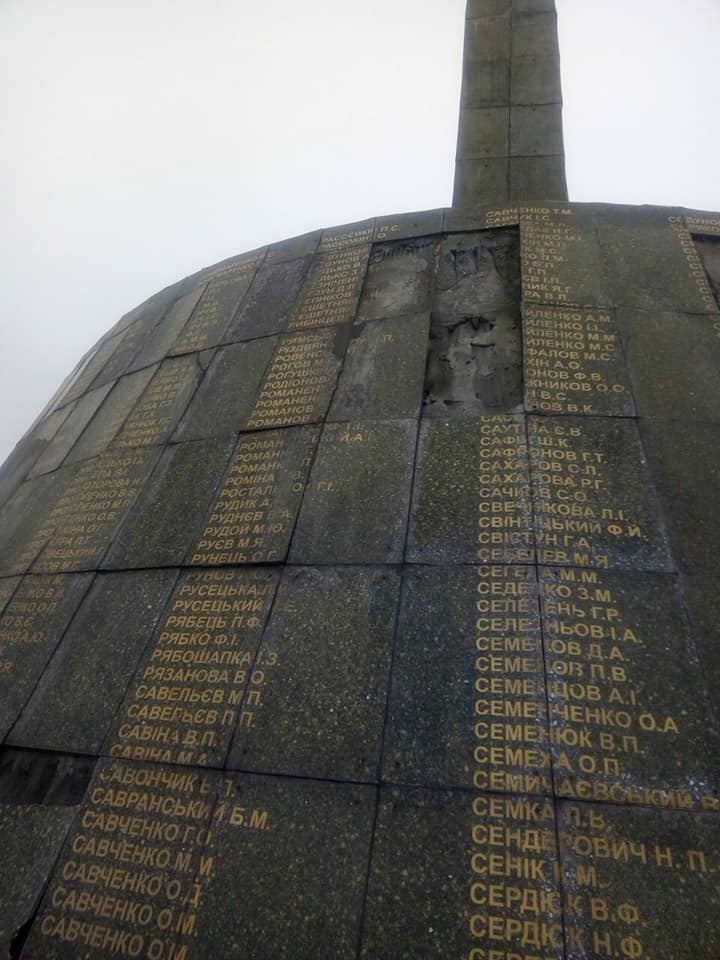 Часы памяти на площади 30-летия Победы возле Спасо-Преображенского собора в Кривом Роге