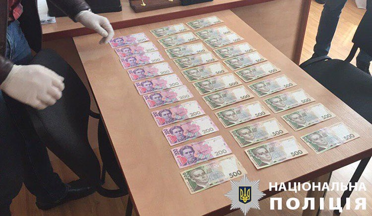 Злоумышленника задержали во время получения 12 300 гривен неправомерной выгоды