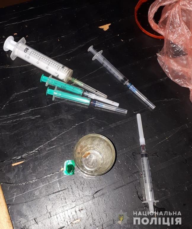 Шприцы, оставленные после употребления наркотических средств