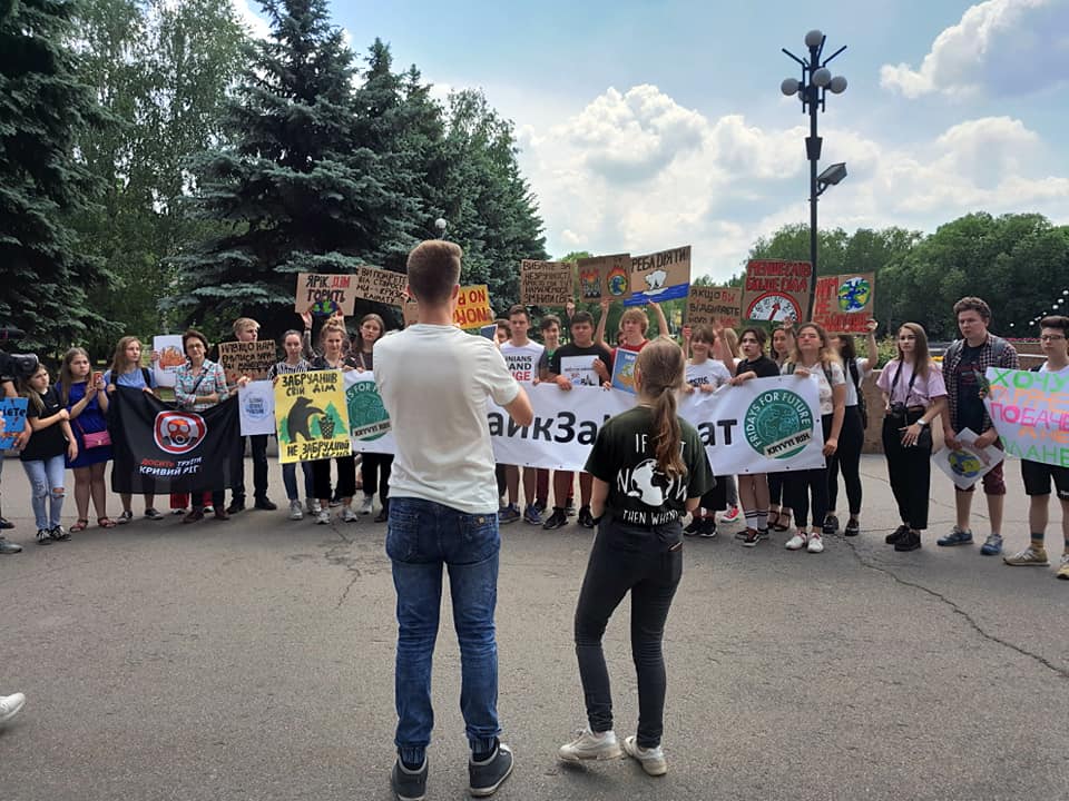 Молодежная забастовка перед исполкомом горсовета Кривого Рога 