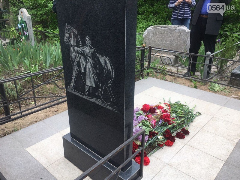Памятник на могиле А.Васякина. Фото 0564.ua