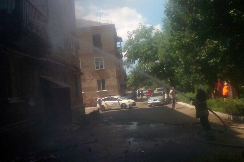 Спасатели тушат огонь на балконе по улице Невской 