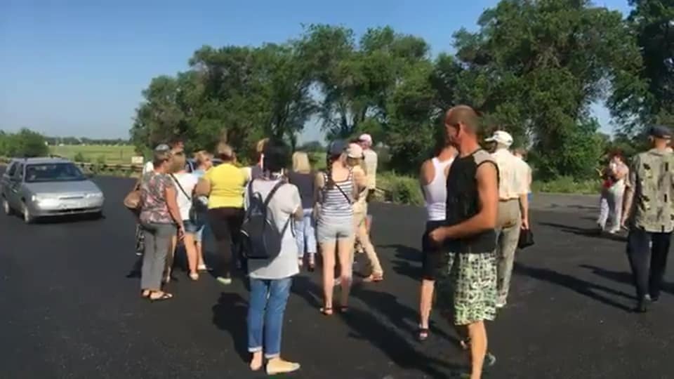 Жители Новополья перекрыли дорогу 