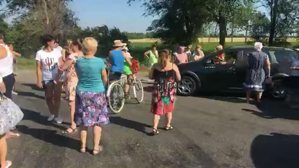 Люди не пропускают транспорт на дороге Кривой Рог - Днепр