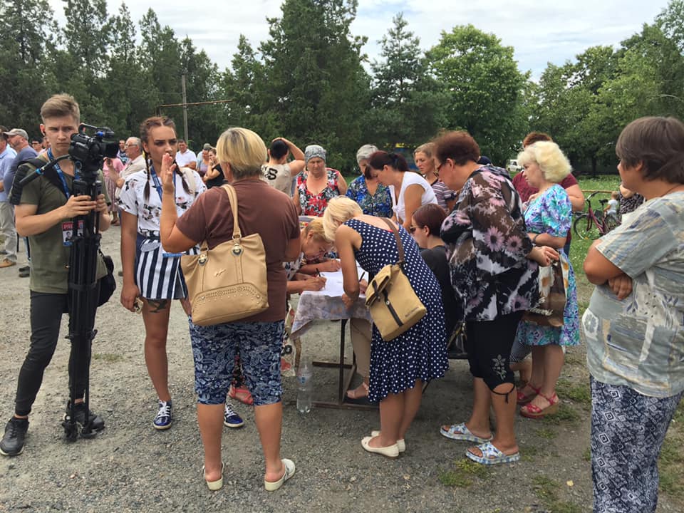 Жители Новополья собирают подписи за отставку главы поселкового совета 