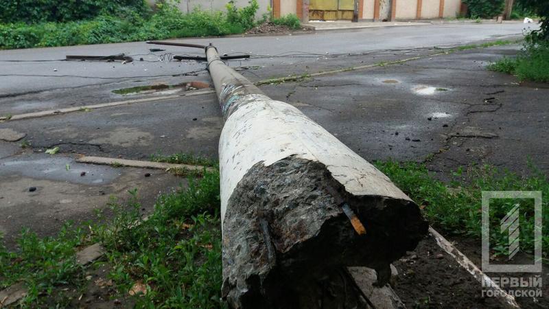 На улице Железой упал фонарный столб. Фото 1tv.kr