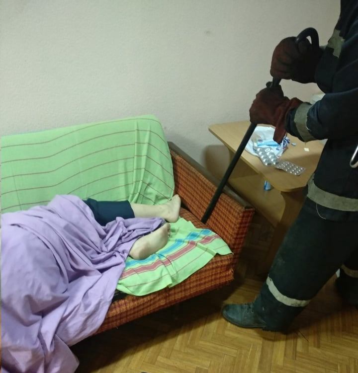 Спасатели помогли освободить ногу, зажатую в диване 