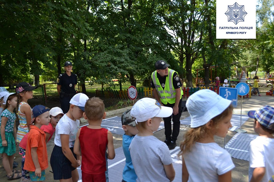 Полицейские провели для малышей детского сада веселые игры по правилам дорожного движения 