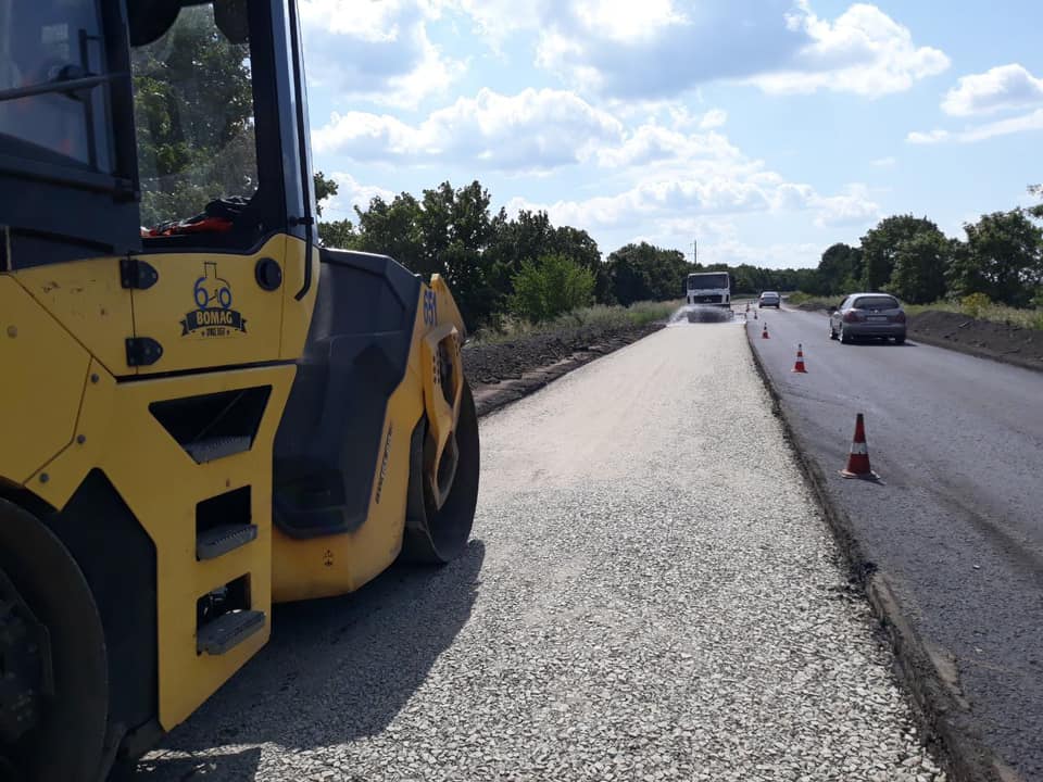 Сотрудники службы автодорог выполнили работы по ликвидации деформации покрытия на трассе Днепр-Николаев 