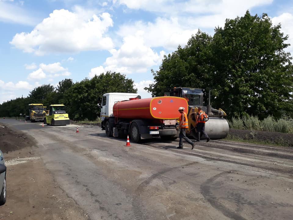 Идет ремонт дорожного покрытия в районе села Софиевка