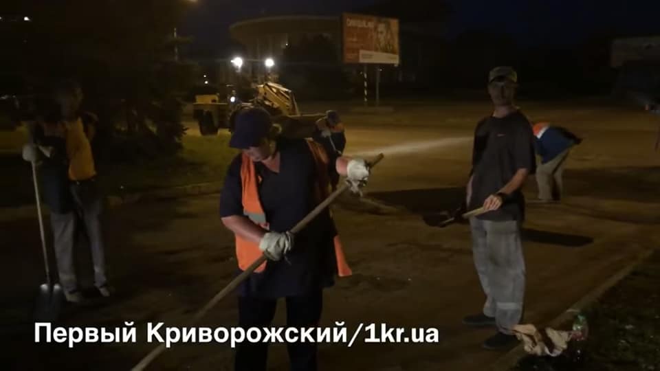 Работники в жилетах "Весташляхбуд" ночью укладывают асфальт возле КНУ 