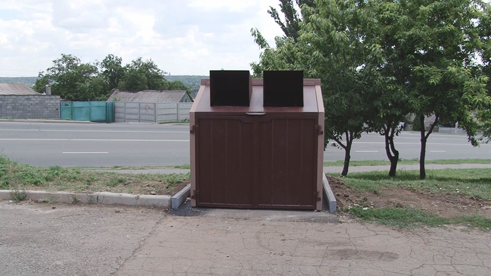Благоустроенная контейнерная площадка и контейнер для сбора твердых бытовых отходов по улице Куприна