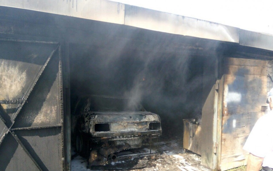 В Покровском районе в гараже сгорел автомобиль Volvo 1994 года выпуска