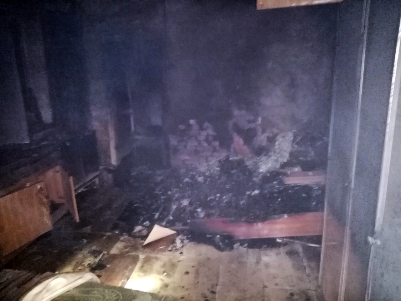Огнем повреждены домашние вещи и мебель на общей площади 6 кв. м