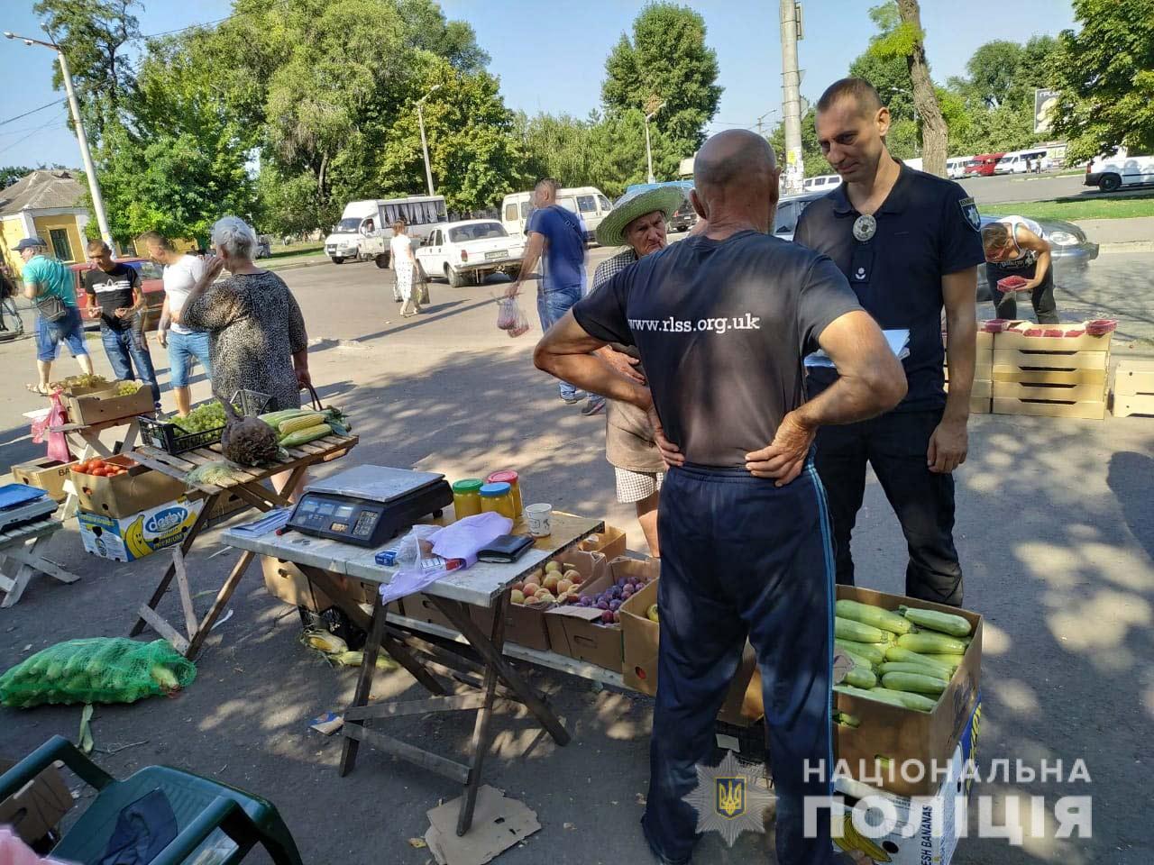 Продавцы овощей и фруктов расположились прямо на земле  возле оживленной автомобильной дороги