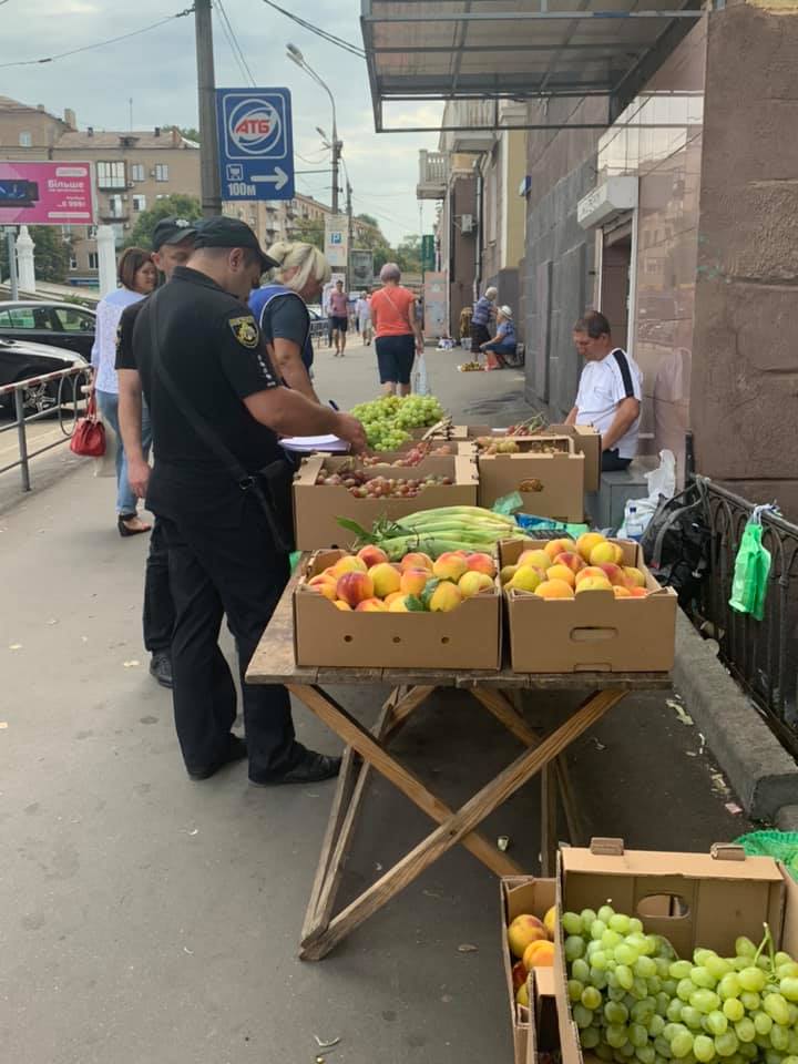 Вдоль проезжей части на площади Освобождения расположились торговцы фруктами. Они предлагают витамины с ароматом бензина 