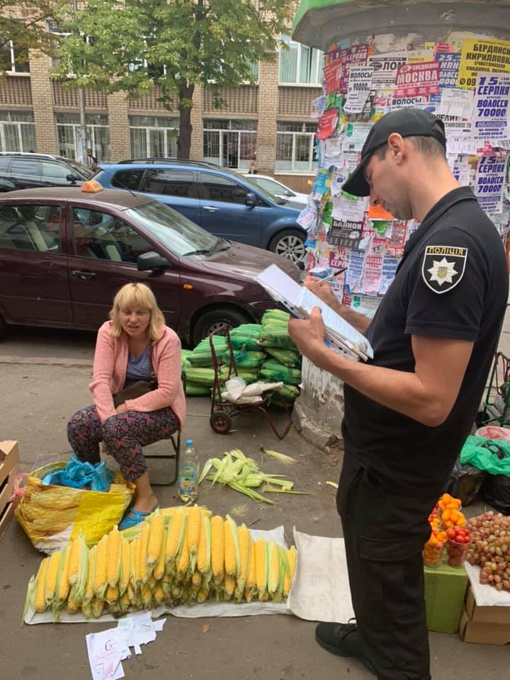 Полицейский пытается доказать продавщице, что стихийная торговля - вне закона