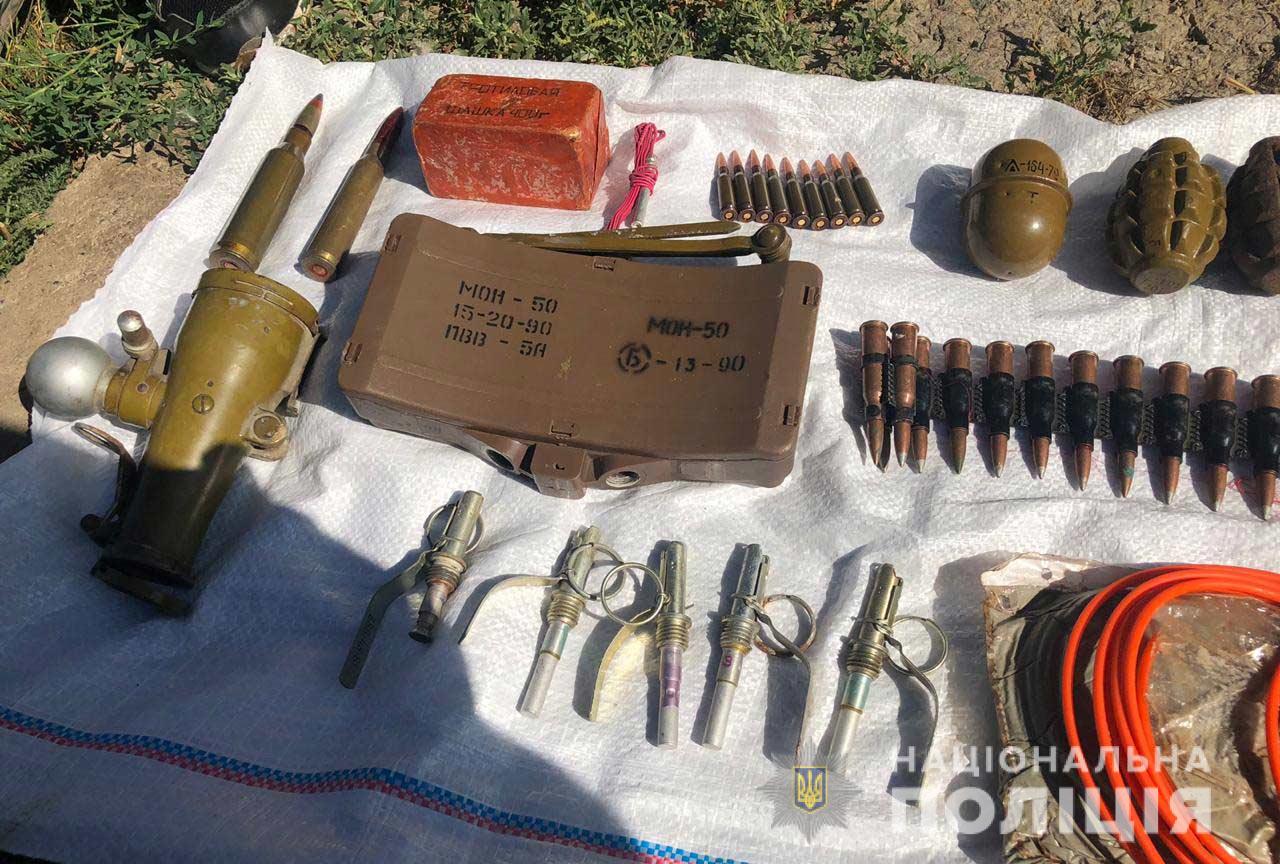 Такой склад оружия, судя по всему, он раздобыл на территории Донецкой области 