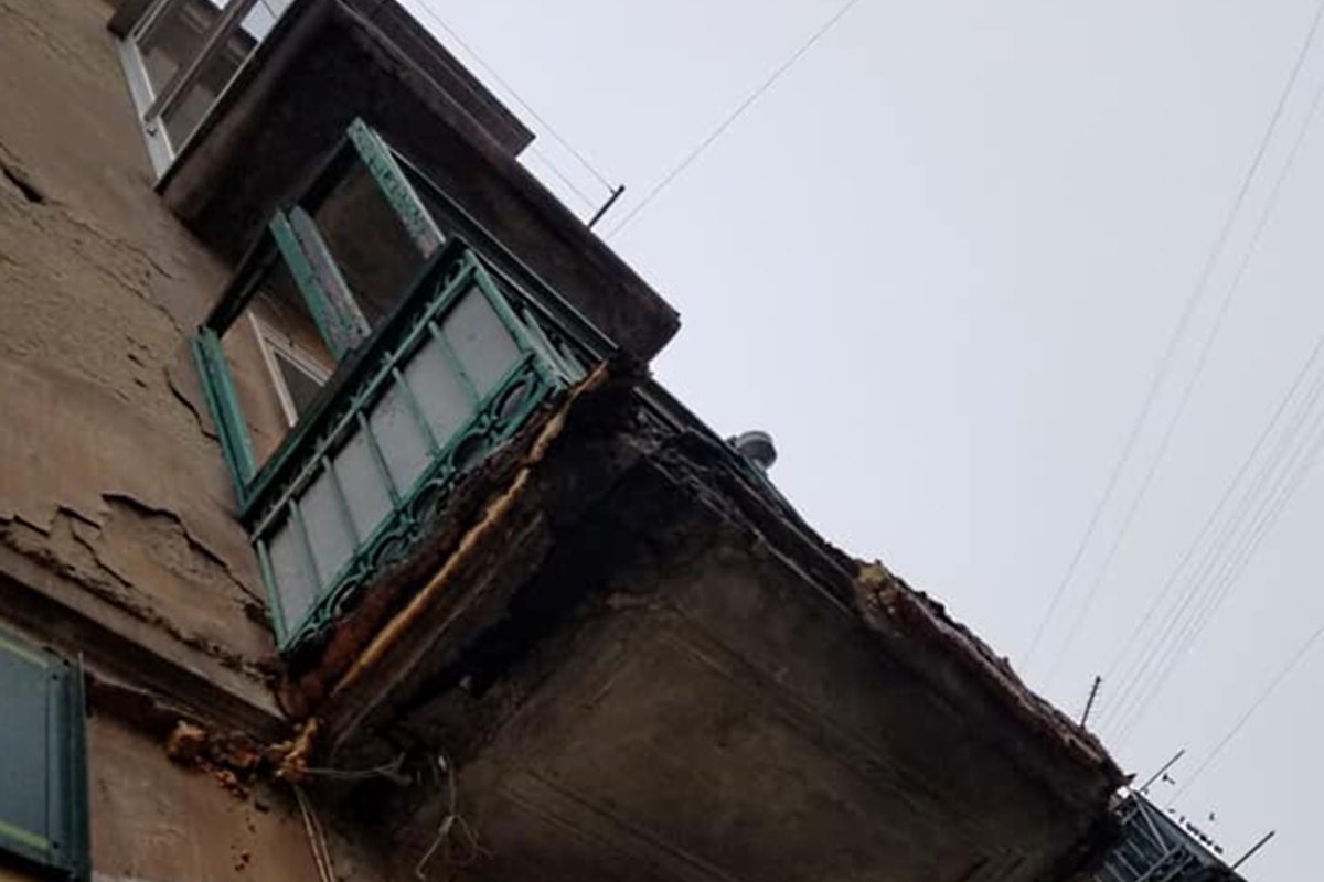 От аварийного балкона отваливаются куски бетона, а выходить на него опасно для жизни