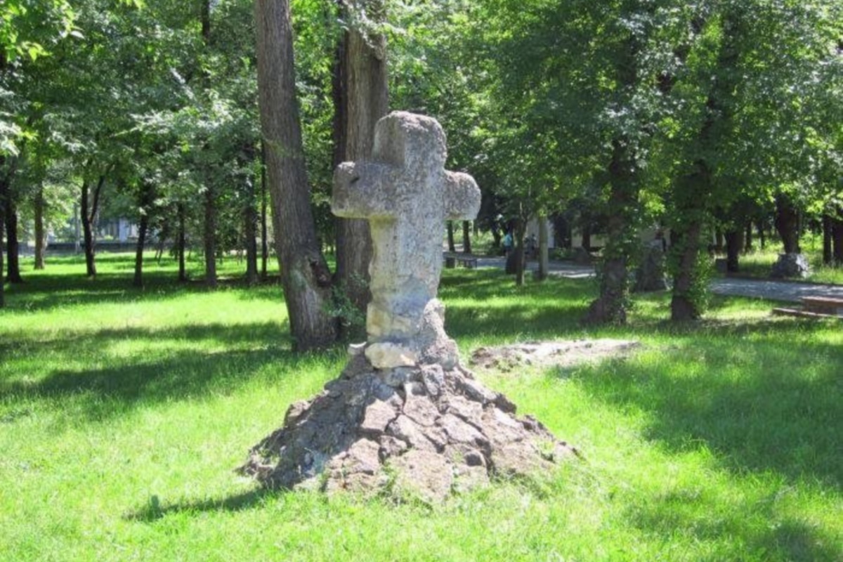 древний казацкий могильный крест