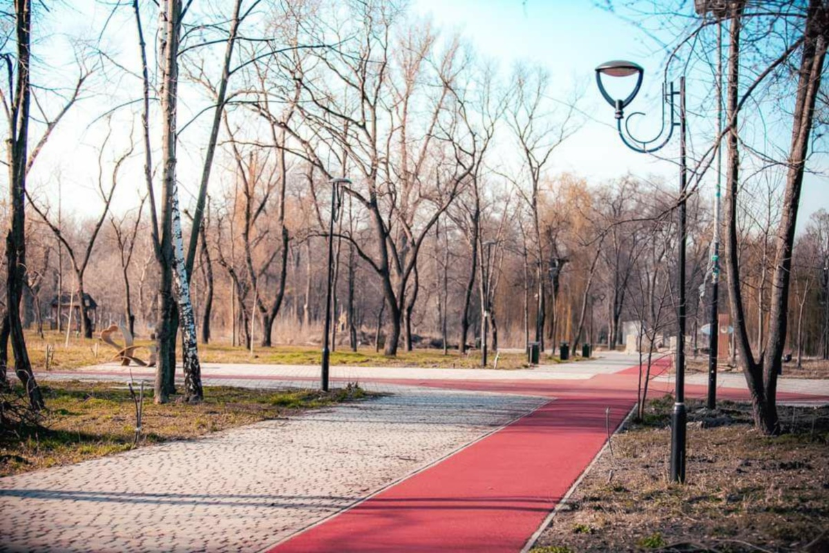 Фото аллеи парка с сайта Днепропетровской ОГА 2020 года