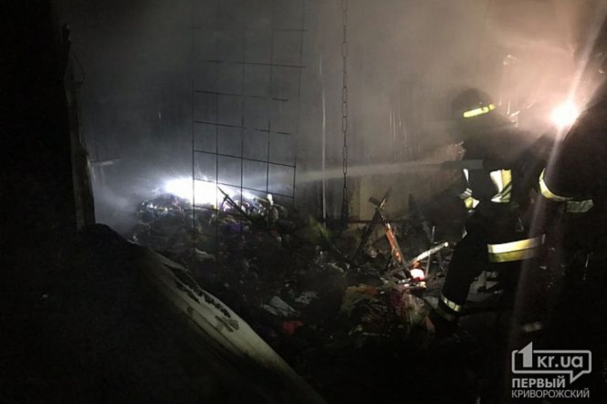 Огонь полностью уничтожил более двух десятков торговых павильонов с товаром.