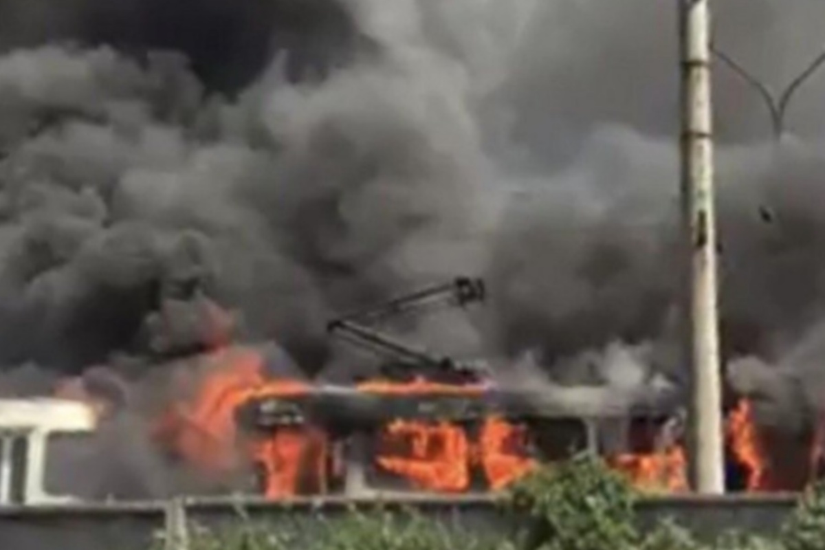 Пламя охватило оба вагона.