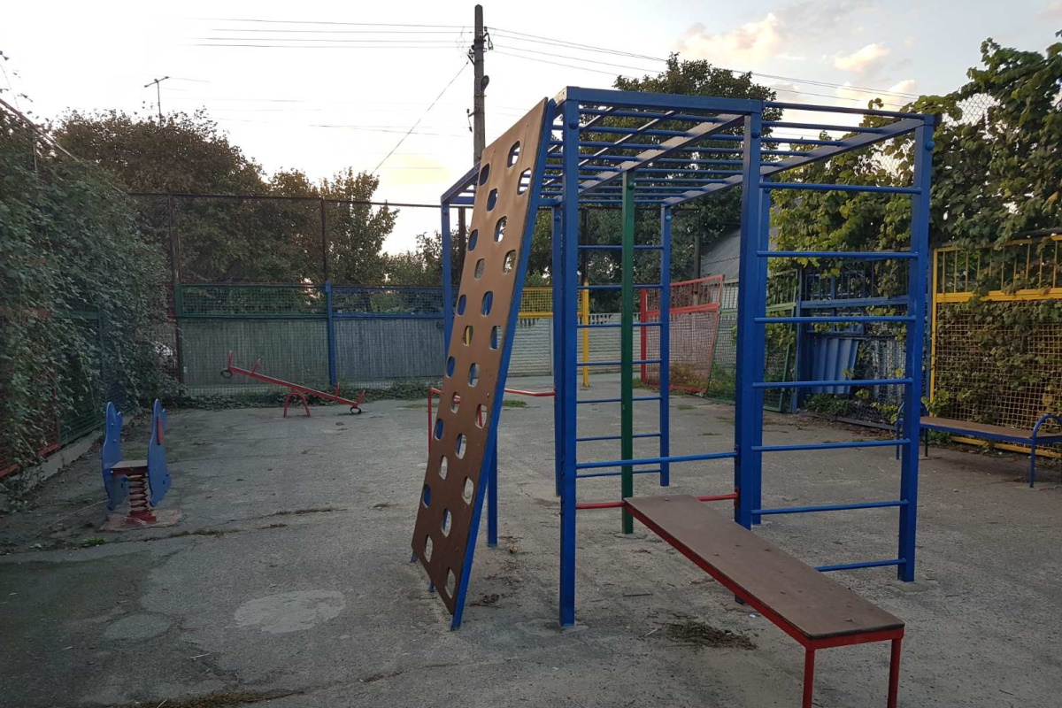 Детская площадка в "стальном" городе для "стальных" детей.