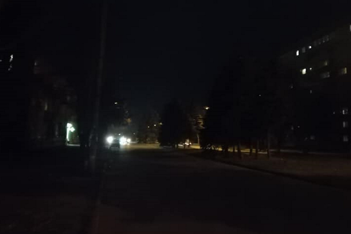 По улицам Карачунов ночью можно ходить только на ощупь или со своим фонариком.