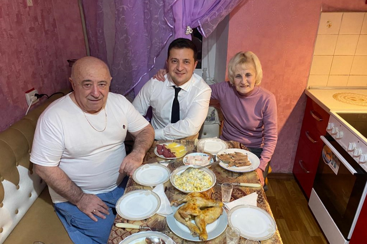 Встреча Президента с родителями в родном городе в родном доме.