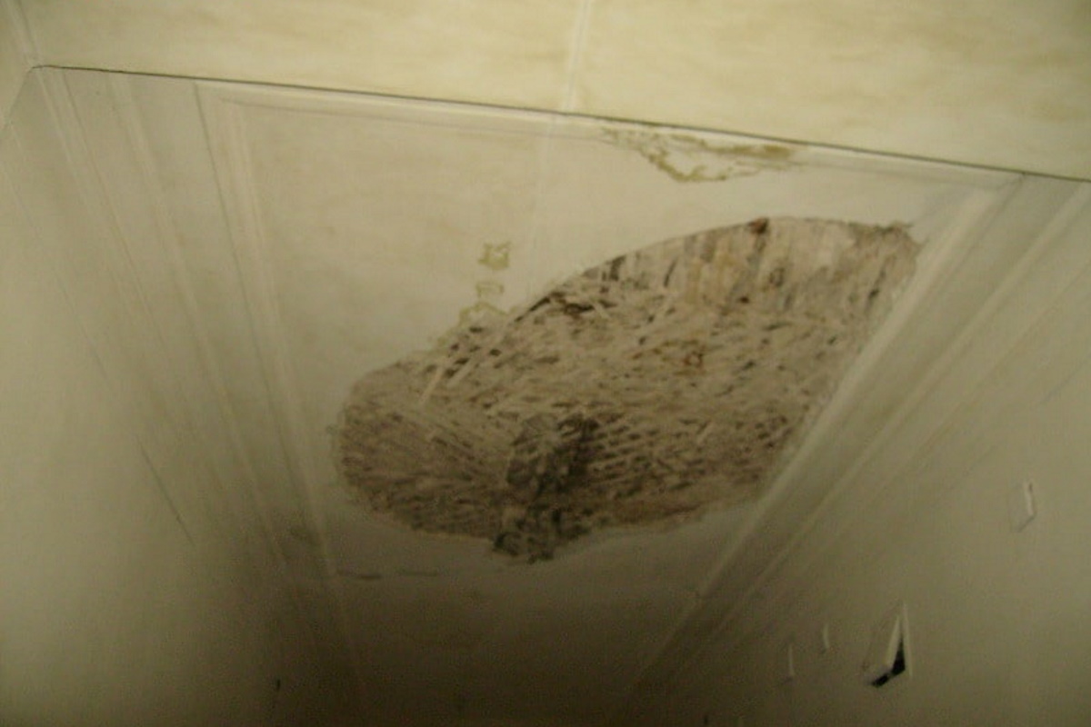 Потолок в корпусе горбольницы №14.