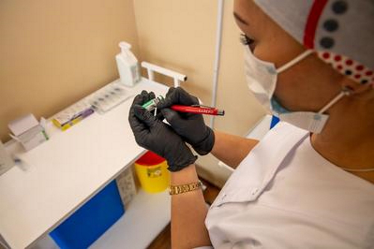 В первую очередь на Днепропетровщине будут вакцинировать от COVID-19 медиков госпитальных баз, ковидных лабораторий, мобильных бригад и «скорых».