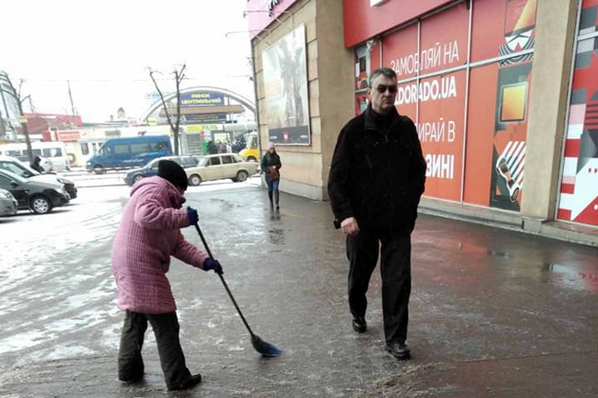 Тротуары города тщательно расчищают.