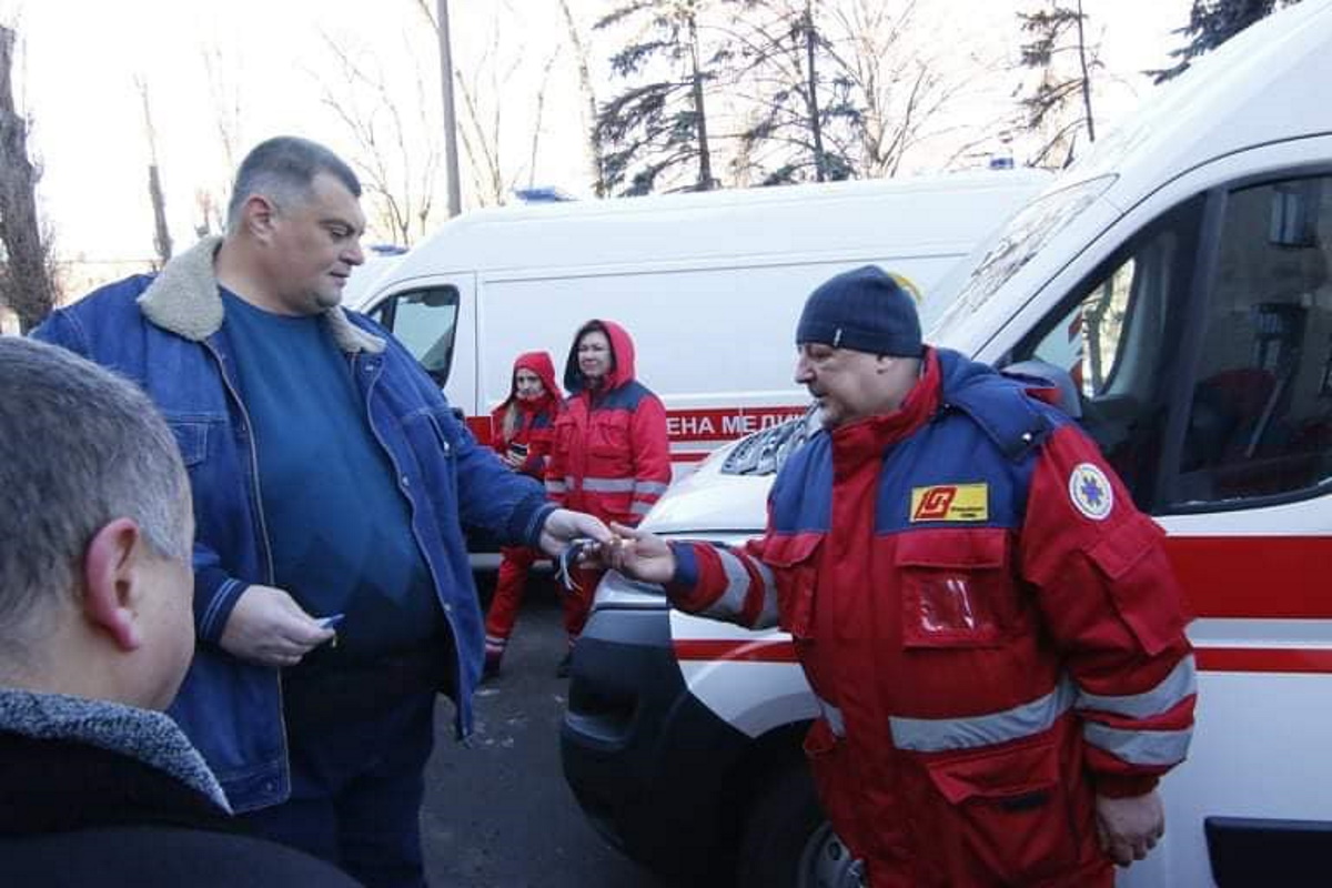 Юрий Корявченков передает водителям ключи от новых автомобилей.