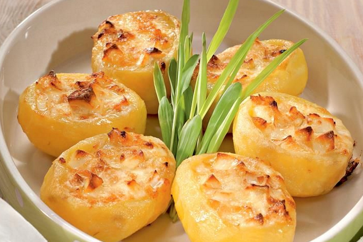 Блюда приготовленные из картофеля. Блюда из картофеля. Оригинальное блюдо из картошки. Картофель фаршированный сыром. Красивые блюда из картошки для праздника.