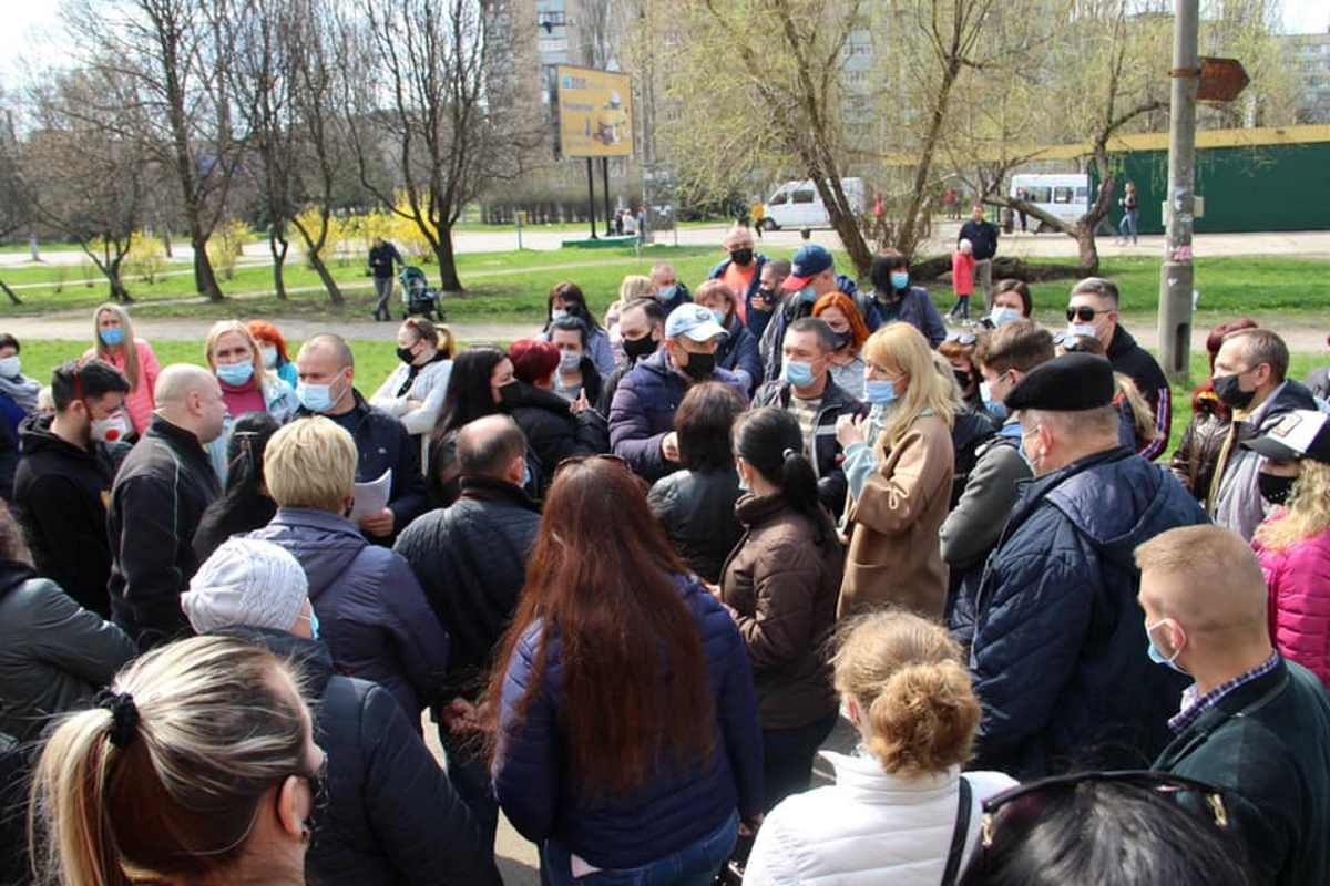 Во дворе собралось около сотни жильцов.